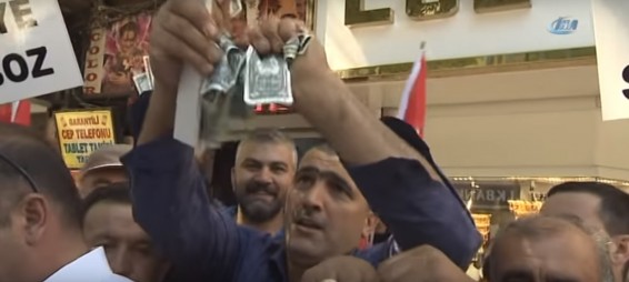 VIDEO: «Դոլարը գետնին, լիրան գրպանում». Անկարայի բնակիչները ցուցադրաբար պատռել են դոլարներ