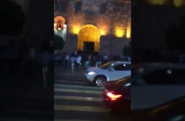 Video. Կարմիր բերետավորները փողոցային առևտրականներին բռնի ուժով հեռացրել են կառավարության շենքի տարածքից