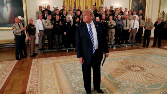Трамп потребовал от New York Times «сдать» анонимного сотрудника администрации