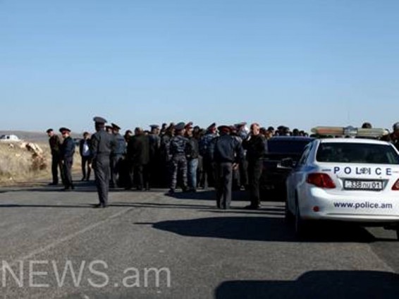 Հայանիստ գյուղի բնակիչները փակել են ճանապարհը. պահանջում են, որ 35 համարի երթուղին իրենց էլ սպասարկի