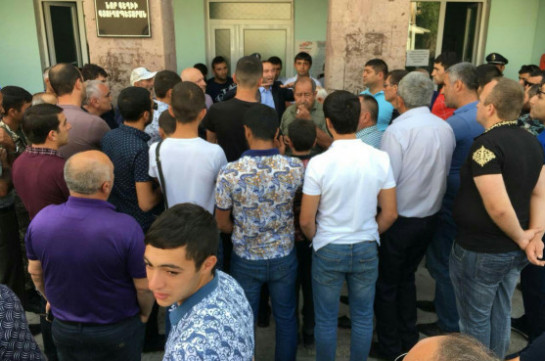Նոր Գեղի համայնքի բնակիչները բողոքի ակցիա են իրականացնում՝ պահանջելով հեռացնել համայնքապետի ԺՊ-ին