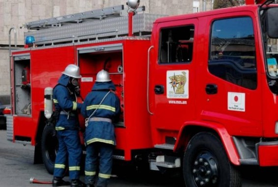 Խոշոր հրդեհ Արթիկում. Տնակի ներսում երեխա է եղել, որին հաջողվել է դուրս բերել