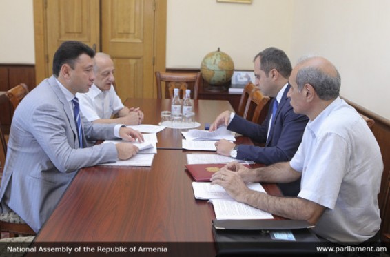 Է. Շարմազանովը Ա. Զոհրաբյանի ու Հ. Նահապետյանի հետ քննարկել է ավանդական ընտանեկան արժեքների պաշտպանությանը վերաբերող հարցեր