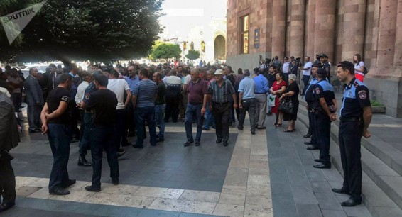 Акция протеста в Ереване: недовольные граждане требуют встречи с Пашиняном