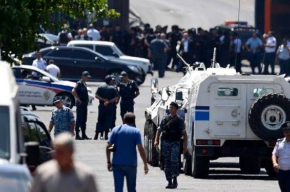 Զինված խումբը հրաժարվում է հանձնվել իշխանություններին