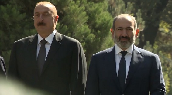 VIDEO: Лидеры Армении и Азербайджана в Душанбе переговорили «на ногах»