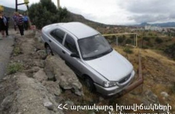 Պատահար Այգեստան թաղամասում. մեքենան կախվել է ձորակի եզրից
