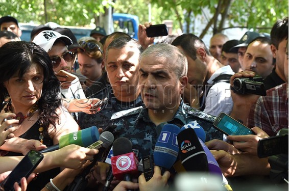 5 ոստիկան պատանդ է մնում. Հունան Պողոսյան