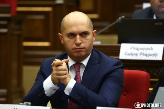 Հեղափոխությունը, իշխանափոխությունն անցողիկ են, մնում են արժեքներ, որոնք փոխանցվում են սերնդեսերունդ մանկավարժների շնորհիվ. Ա. Աշոտյանն ԱԺ-ի անունից շնորհավորեց ուսուցիչներին