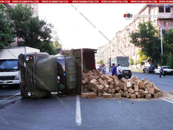 Երևանում քարով բարձած ЗИЛ-ը կողաշրջվել է (լուսանկարներ). shamshyan.com
