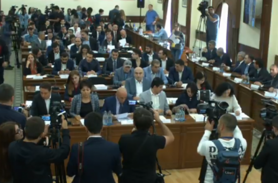 Երևանի նորընտիր ավագանին առաջին նիստն է անցկացնում, օրակարգում է նաև քաղաքապետի երդմնակալության կազմակերպման հարցը. ուղիղ