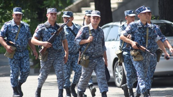 На улице Хоренаци сосредотачиваются силы полиции