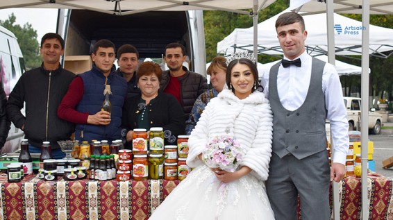 Արցախում հարսանեկան զույգն ընտանեկան կյանքի առաջին գնումներն է կատարել «Բերքի տոն»-ին