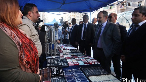 Փաշինյանի դեմքով արծաթե զարդեր վաճառող սիրիահայը գոհ է վաճառքի ծավալներից