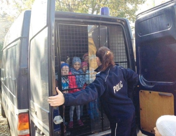 В Нидерландах у гомофобов начали отбирать родительские права: их детей полиция отправляет в лагеря перевоспитания