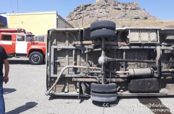«Զվարթնոց» օդանավակայանի մոտակայքում միկրոավտոբուսը դուրս է եկել ճանապարհի երթևեկելի հատվածից. կան տուժածներ