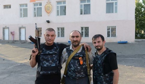 Отец одного из членов захватившей полк группы просит отпустить сына