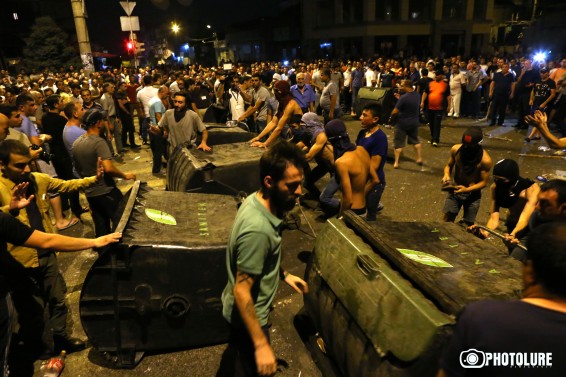 Խորենացի փողոցի գիշերվա իրադարձությունները լուսանկարներում