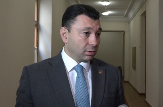 Լավ կանեն, որ իրենց կուսակցությունների ցուցակների համար մարդ գտնեն. Շարմազանովը՝ մեծամասնական թեկնածուներ որոնելու լուրերը տարածողների մասին