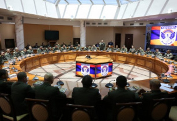 Սեյրան Օհանյանն ընդունել է արտերկրի ռազմական ակադեմիաների և Վ.Սարգսյանի անվան ռազմական համալսարանի շրջանավարտներին