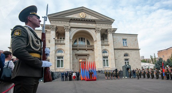 Армянские депутаты обсудят вопрос о резиденциях президента и премьера