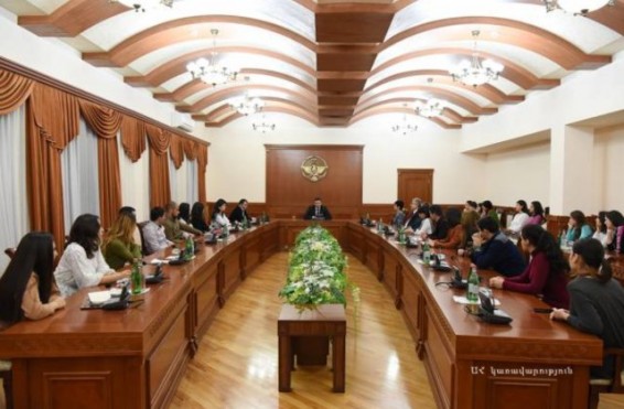 Պետնախարար Մարտիրոսյանն ընդունել է Արցախի պետական համալսարանի մի խումբ ուսանողների