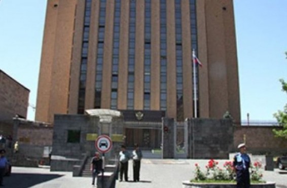 Արտակարգ դեպք Երևանոմ. քաղաքացին շշով լի բենզինով փորձել է Ռուսաստանի Դաշնության դեսպանատան դիմաց ինքնահրկիզվել