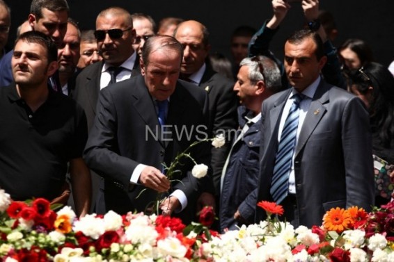 Լեւոն Տեր-Պետրոսյանը Ծիծեռնակաբերդի հուշահամալիր էր եկել թոռնուհու հետ