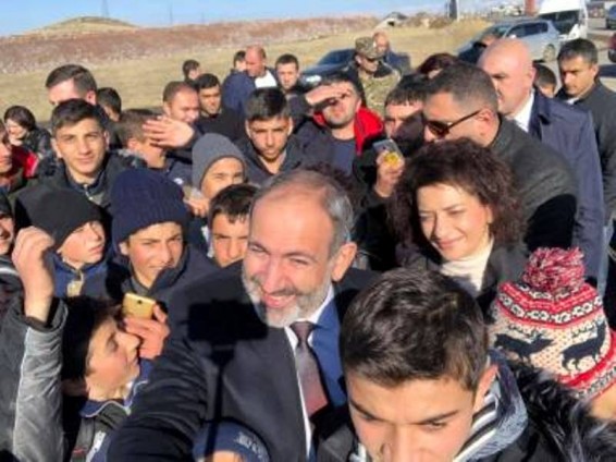 Նիկոլ Փաշինյանն ու Աննա Հակոբյանը սելֆի են արել դասից փախած երեխաների հետ