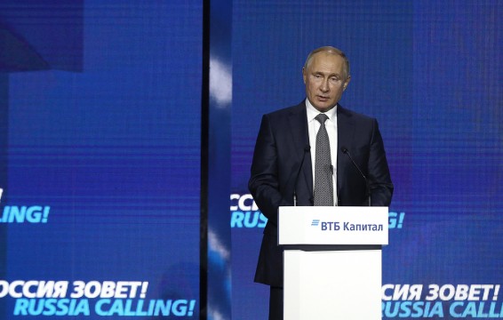 Путин пошутил про доллар