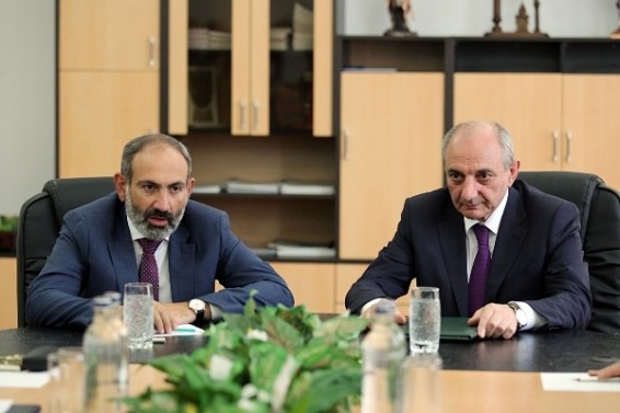 Пашинян призвал президента Арцаха отправить представителей власти 