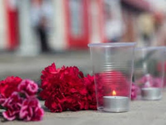 Մյունխենի բնակիչները ծաղիկներ են բերում «Օլիմպիա» առեւտրային կենտրոնի մոտ