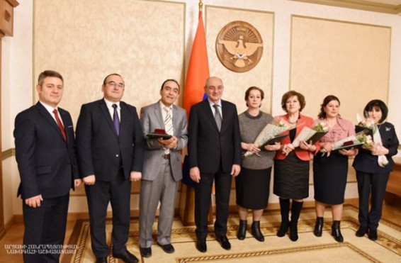 Բակո Սահակյանն ընդունել է Ստեփանակերտի Կոմիտասի անվան երաժշտական դպրոցի մի խումբ ուսուցիչների