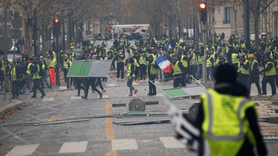 Корреспондент RT France получил ранение во время протестов в Париже