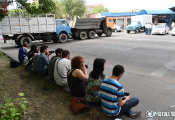 Զինված խումբն ասուլիս կտա, լրագրողներին թույլ են տվել մուտք գործել գրավված ՊՊԾ գնդի տարածք