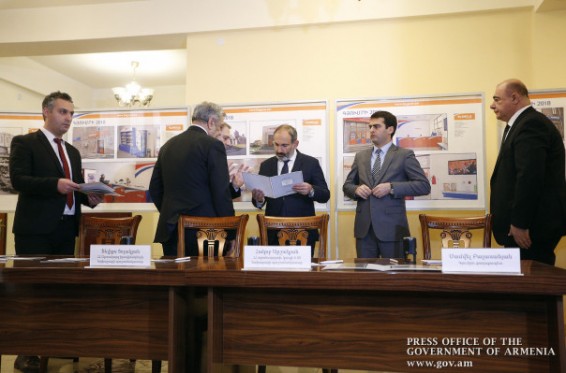 Նիկոլ Փաշինյանը Կառավարության արտագնա նիստից առաջ ներկա է գտնվել «Սպիտակի երկրաշարժ» թեմային նվիրված նամականիշի մարման արարողությանը