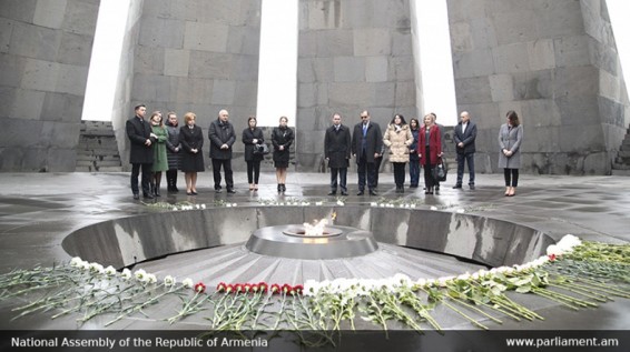 Генеральные секретари парламентов стран Восточного партнерства в «Цицернакаберде» почтили память жертв Геноцида армян