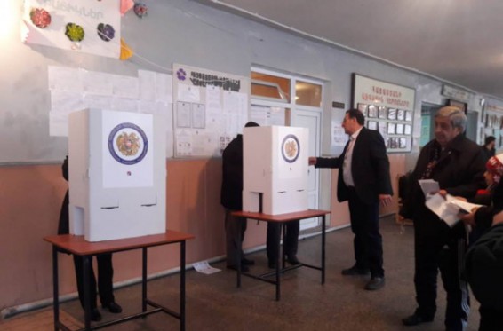 Խուճուճ ընտրակարգ է, մինչև մի հոգին հասկանում է՝ ինչ պետք է անի, կուտակումներ են լինում. Աբովյանի 29/13 ընտրատեղամասի հանձնաժողովի նախագահ