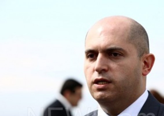 Միշտ եմ մտահոգ, մտածող մարդը չի կարող մտահոգ չլինել. Աշոտյանը որդու հետ մտել է քվեախցիկ եւ նկատողություն ստացել