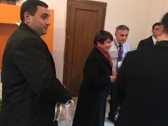 Արմեն Սարգսյանի կնոջը ծաղկեփունջ նվիրեցին