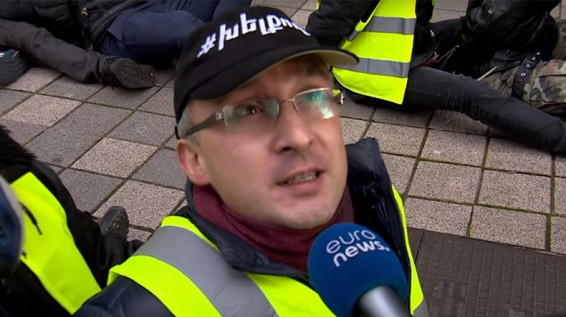 Акции солидарности с французскими «желтыми жилетами» в Бельгии: один из манифестантов пришел в кепке с армянской надписью