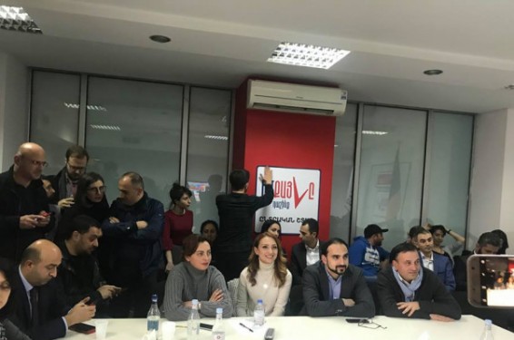 «Իմ քայլը» դաշինիքի անդամներն իրենց շտաբում հետևում են քվեների հաշվարկին