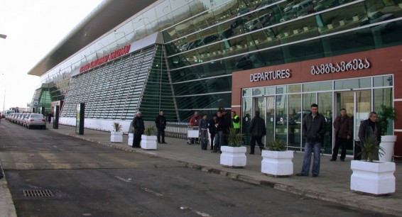 Переполох в аэропорту Тбилиси: грузинские пограничники проверяют рейсы с Украины