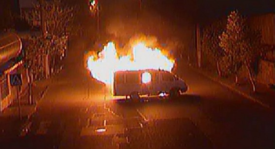 VIDEO: горящий автомобиль на месте захвата в Ереване