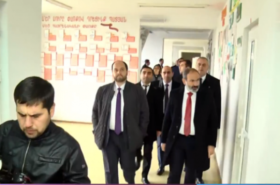 Նիկոլ Փաշինյանը Չարենցավանի N 3 հիմնական դպրոցում է․ արդեն 10 օր է՝ այստեղ դասադուլ է