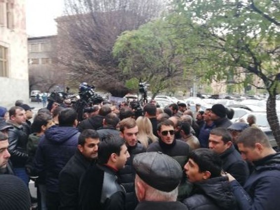 «Նվիրատվություն եք ձեւակերպում, որ հարկ չտաք, չէ՞». վիճաբանություն ավտոներմուծողների ու ՊԵԿ նախագահի միջեւ