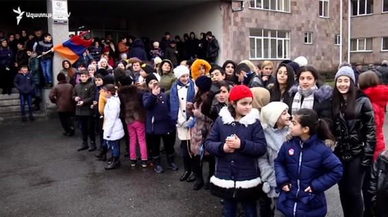 Многие из учеников школы Чаренцавана проигнорировали призыв Никола Пашиняна и не пришли на уроки
