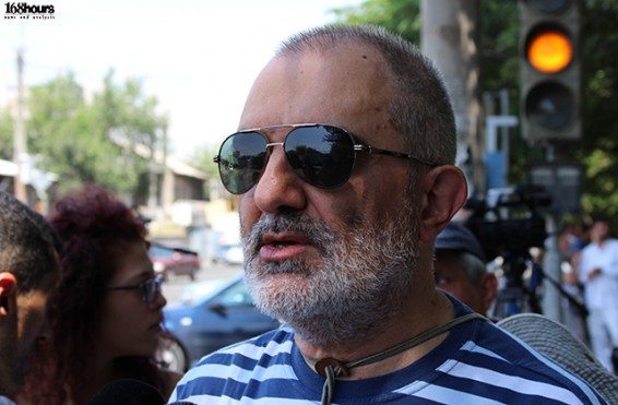 Էլեկտրականությունն անջատել են, սնունդ չեն տալիս, դիպուկահարներն անցել են իրենց սև գործին. Ալեք Ենիգոմշյանը ՊՊԾ գնդում տիրող իրավիճակի մասին