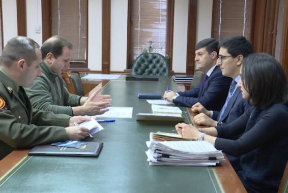 Դավիթ Տոնոյանը կառավարության ներկայացուցիչների հետ քննարկել է ՄԻԵԴ-ի` ՀՀ զինված ուժերում մարդու իրավունքների խախտումներ արձանագրող վճիռների կատարման ընթացքը