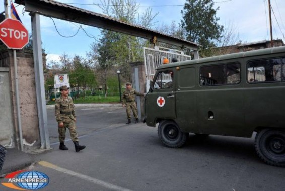 В центральный клинический госпиталь Еревана на днях с различными травмами были доставлены четверо военнослужащих